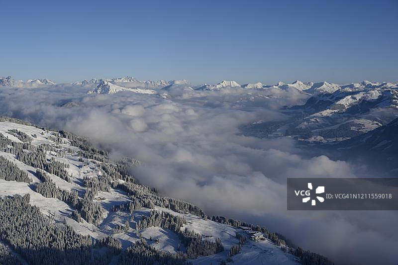 从霍厄萨尔韦山顶眺望基茨比厄尔峰，奥地利蒂罗尔州基茨比厄尔阿尔卑斯山图片素材