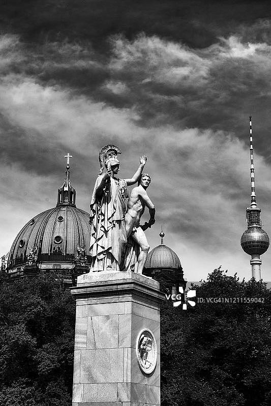 柏林大教堂和电视塔,博物馆岛 Schlossbruecke 桥上的雕像后方,单色,德国柏林图片素材