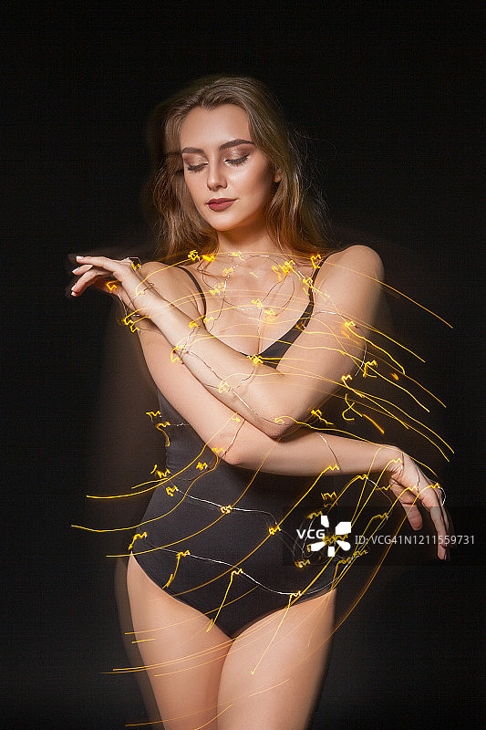 苗条女子在彩灯下跳舞图片素材