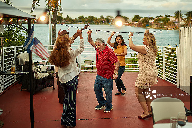 在午后派对上跳舞的50、60和70年代的朋友们图片素材