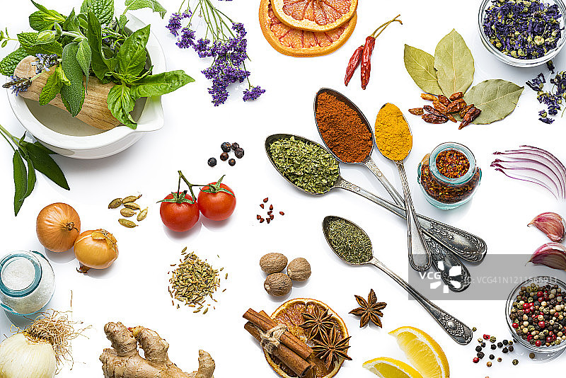 烹饪和调味食材：蔬菜、香草和香料，白色背景图片素材