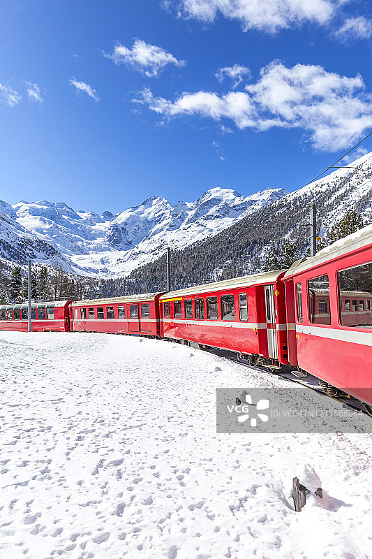 白天的伯尼纳山口雪景中的伯尼纳快车图片素材