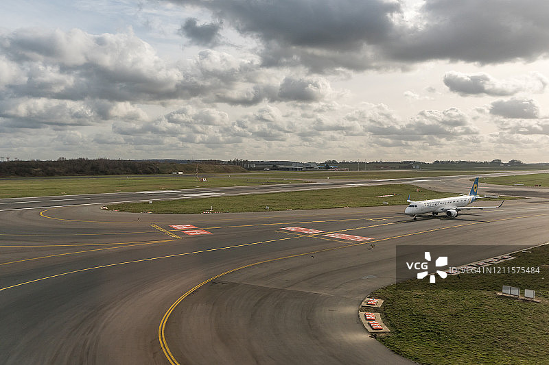 飞机准备起飞航拍图片素材