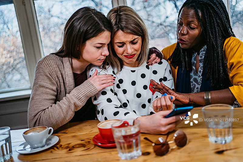 安慰朋友的女人图片素材