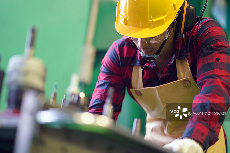 工厂里戴安全帽的工业工程师或工人图片素材