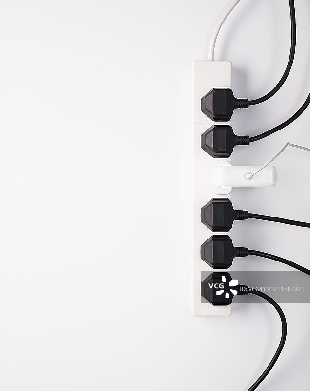带六个插座的电源延长线（俯视）图片素材