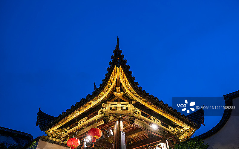 中国古典建筑风格的古老戏台夜景图片素材