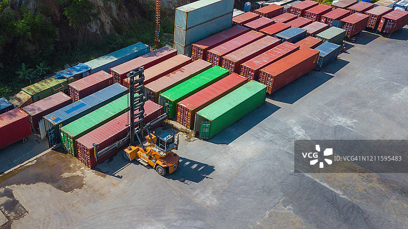 集装箱货轮和船厂起重机桥梁的物流运输概念，用于商业的物流进出口和运输行业图片素材