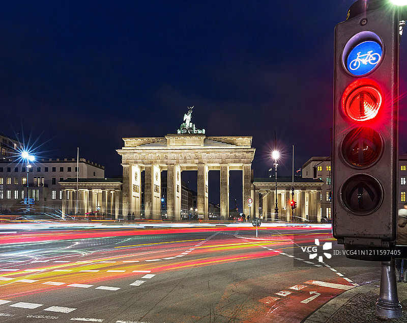 勃兰登堡门前的红色自行车停止信号灯图片素材
