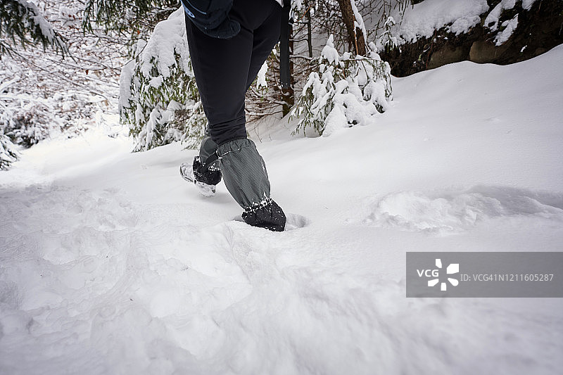 穿着雪鞋的女人行走扬起的雪花特写图片素材