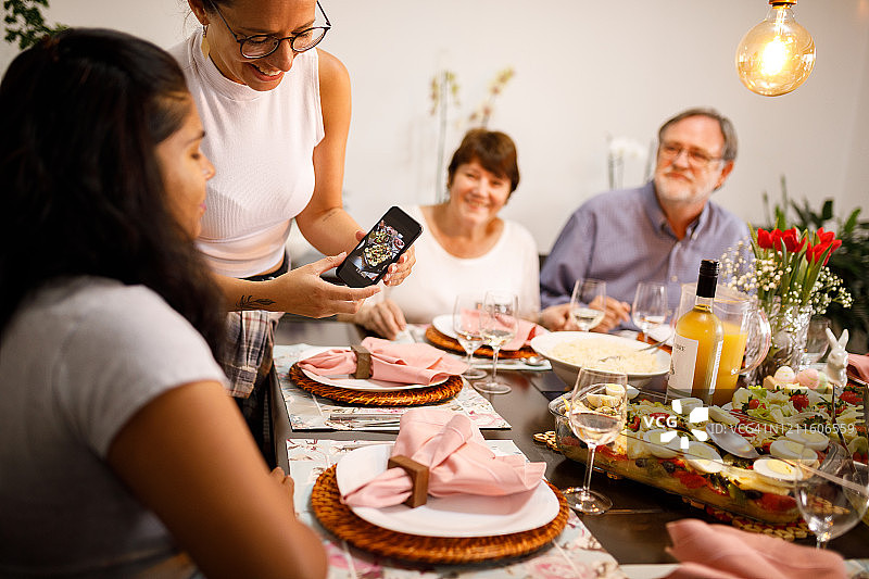 年轻女人展示手机上的照片图片素材
