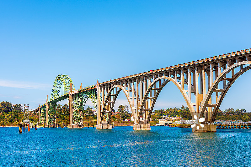 美国俄勒冈州纽波特亚奎纳湾大桥图片素材