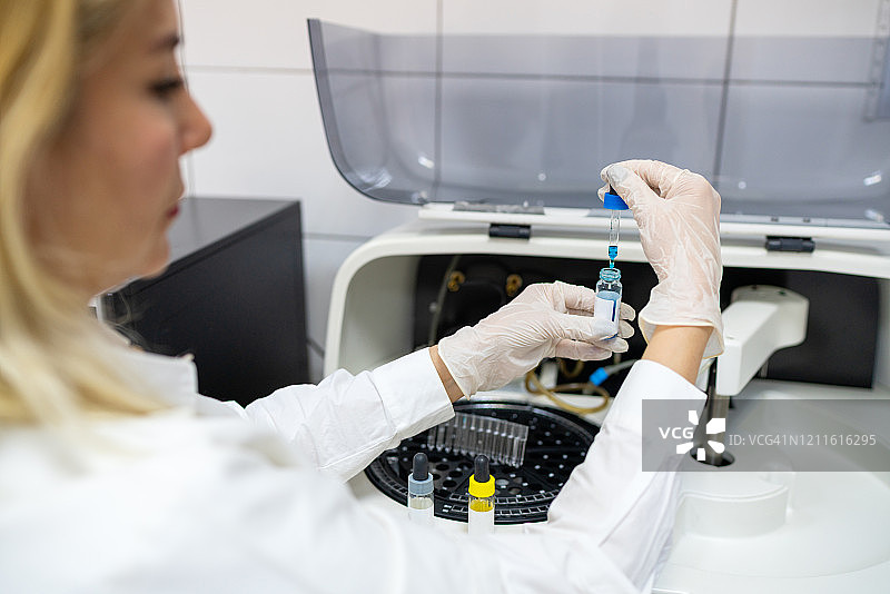 使用离心机的女科学家图片素材