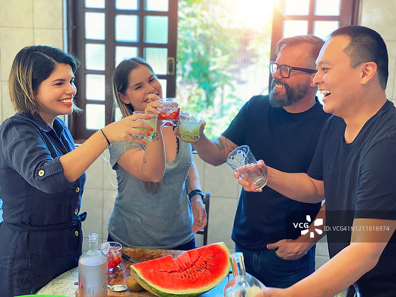 周末家庭午餐：美味的黑豆饭和凯匹林纳鸡尾酒图片素材