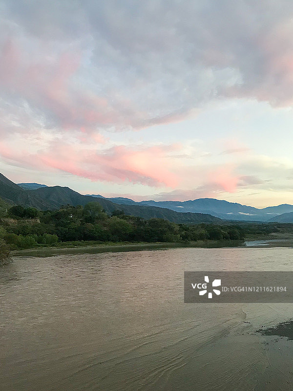 考卡河上远山粉云日落图片素材