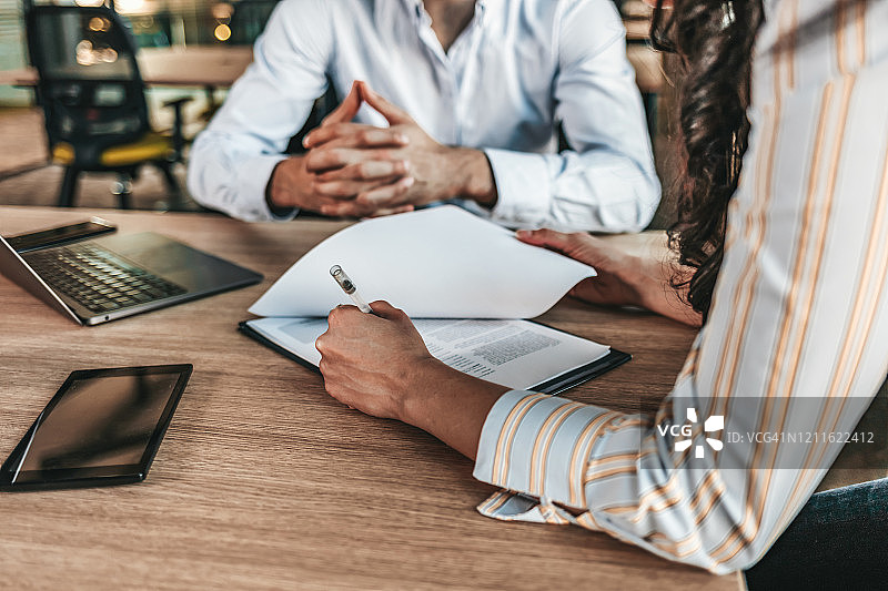 商务人士洽谈合同图片素材