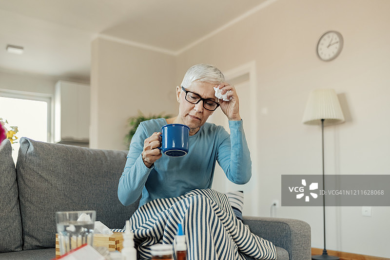 着凉的老年妇女图片素材