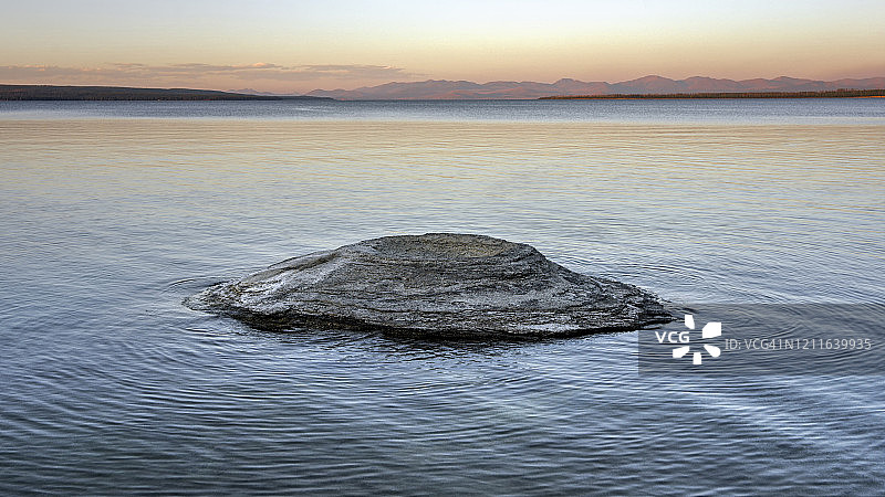 黄石国家公园西拇指间歇泉盆地的渔锥图片素材