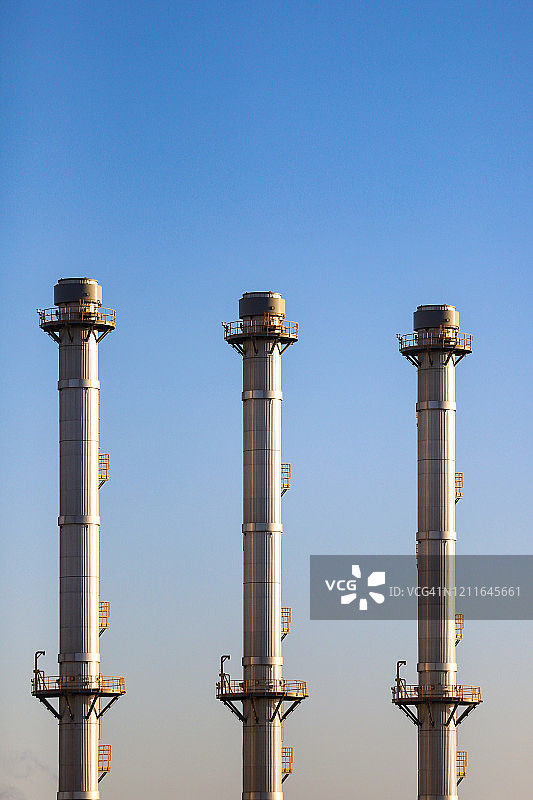 液化天然气发电厂系统的三个烟囱图片素材