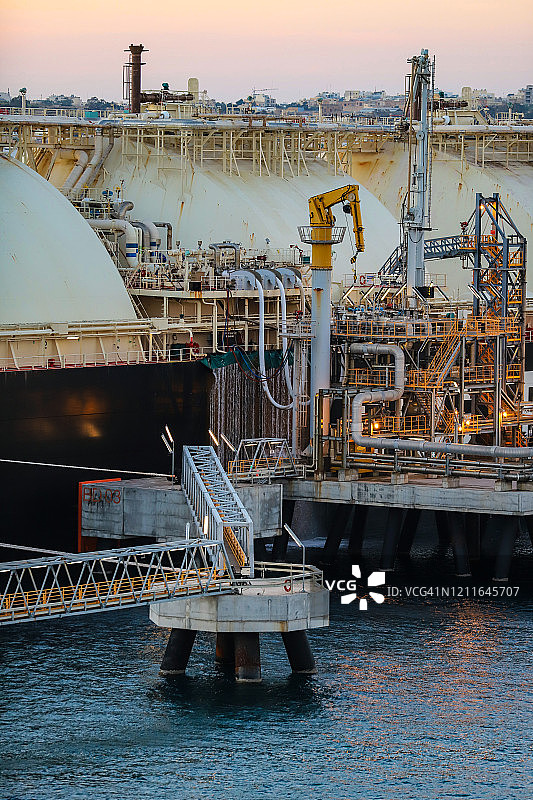 停靠在码头的液化天然气（LNG）运输船图片素材