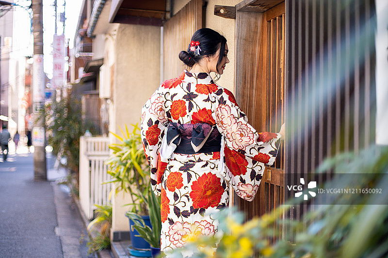 穿着和服进入传统日式餐厅的白人女性图片素材