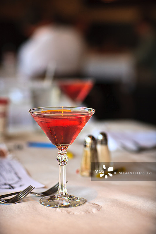 时尚饮品与盐和胡椒图片素材