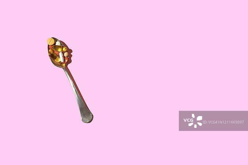 粉色背景上的药丸和片剂俯视图图片素材
