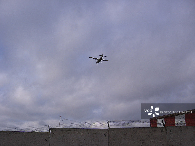 小型飞机在雷雨中降落机场图片素材
