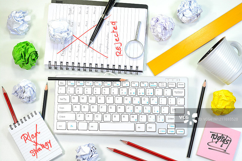 凌乱的办公桌图片素材