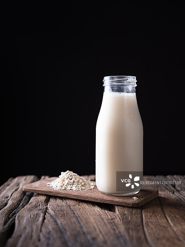 一瓶纯素燕麦奶图片素材