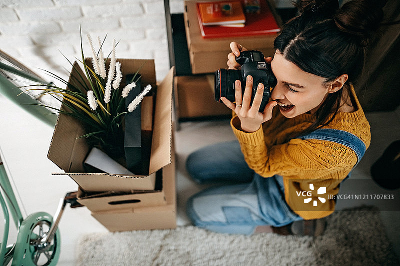 年轻女子在新租的公寓里开箱整理图片素材
