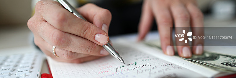 拿着银色钢笔的女人图片素材