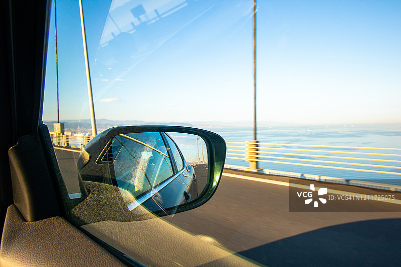 透过汽车在路上看到的镜子图片素材