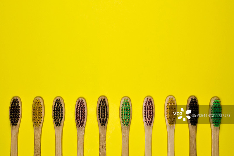 黄色背景上的生态环保牙刷图片素材