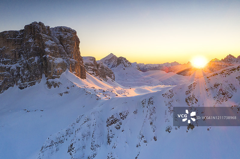 意大利威尼托多洛米蒂山脉黎明时分的Lastoi De Formin雪景鸟瞰图图片素材