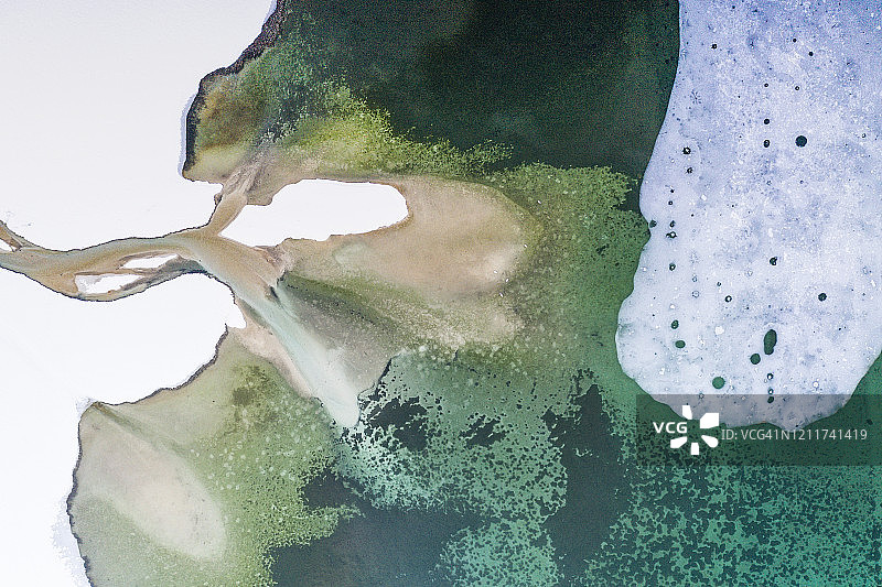 意大利南蒂罗尔多比亚科湖的冰雪风光图片素材