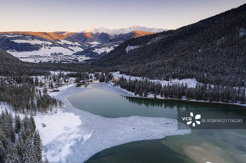 多比亚科湖日出，普斯特山谷，多洛米蒂山脉，意大利图片素材