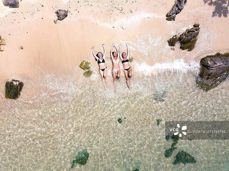 穿着比基尼享受热带阳光的女人图片素材