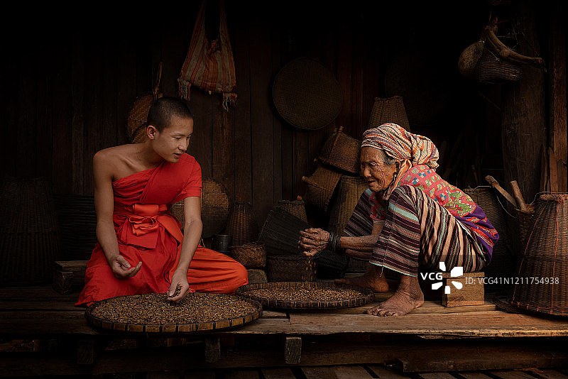 泰国克伦族人和僧侣肖像图片素材