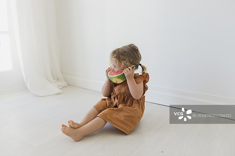 幼儿女孩吃西瓜图片素材