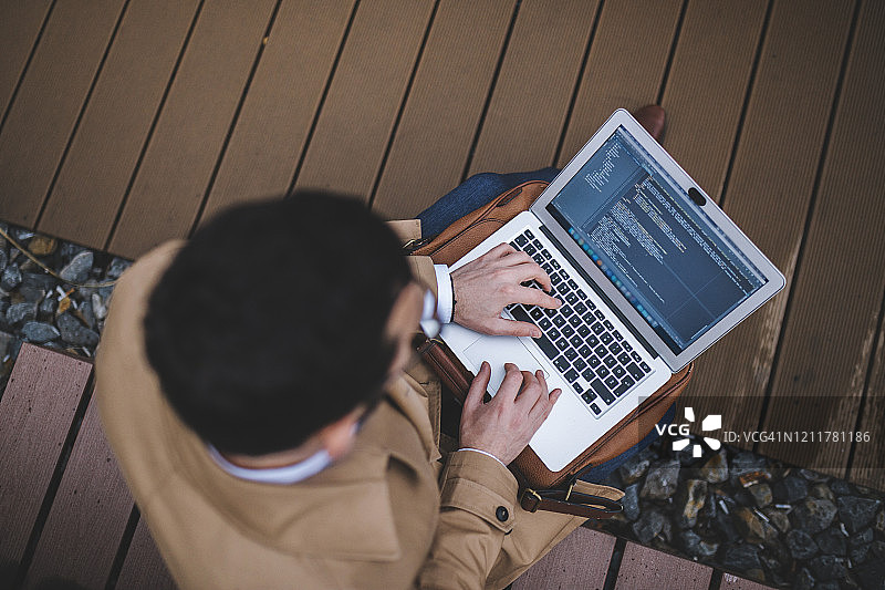 男商人坐着-俯视图图片素材