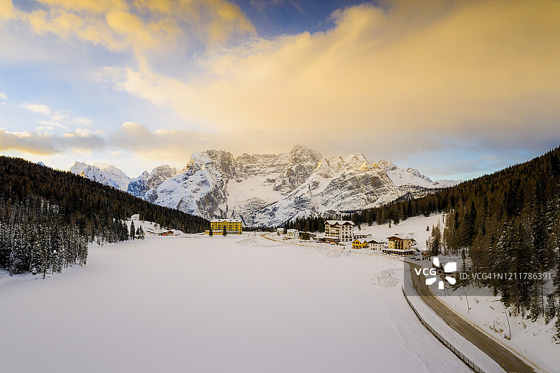 米苏里纳湖和索拉皮斯湖雪景，多洛米蒂山，威尼托，意大利图片素材