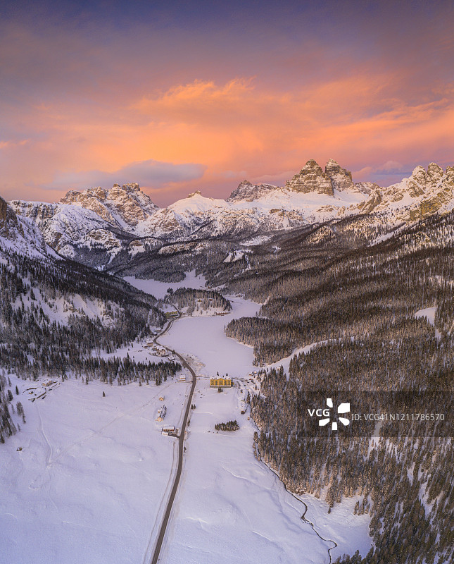 意大利威尼托多洛米蒂山拉瓦雷多三峰日落鸟瞰图图片素材