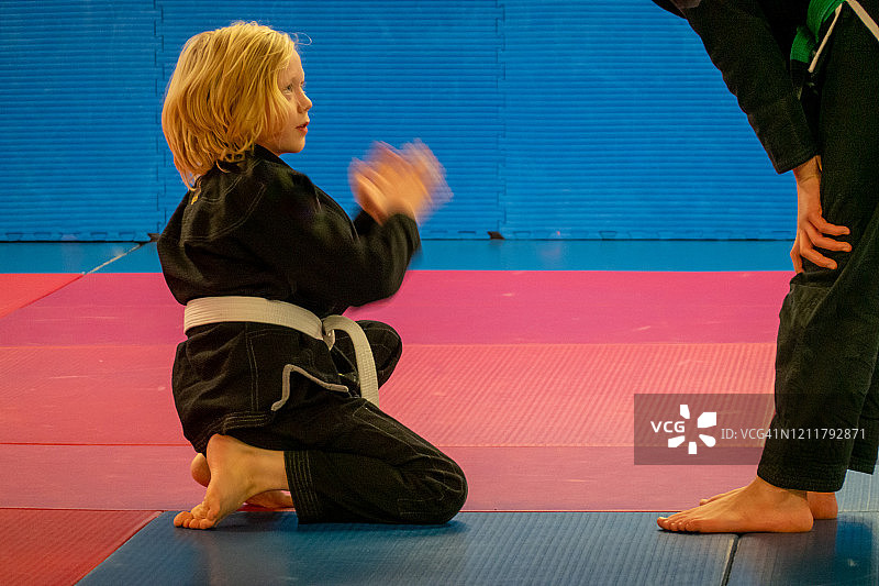 在柔术道场的小男孩图片素材