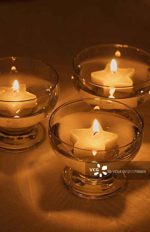 点燃的装饰性蜡烛图片素材