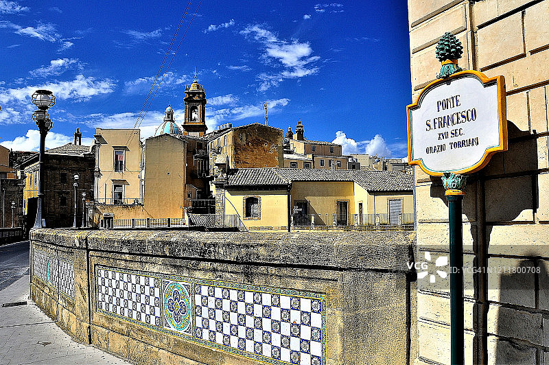 欧洲意大利西西里岛卡塔尼亚，圣弗朗西斯科桥起点的栏杆图片素材