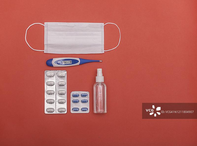 预防冠状病毒的物品：医用口罩、温度计、扑热息痛和消毒凝胶。空气污染、肺炎爆发、冠状病毒流行和生物污染风险的概念图片素材