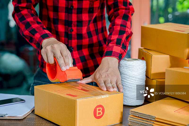配送产品包装，运输服务。 关怀配送概念，工艺礼品盒图片素材