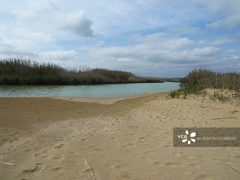 西西里岛文迪卡里自然保护区海滩附近的泰拉罗河图片素材