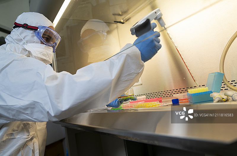 科学家在实验室里做实验图片素材